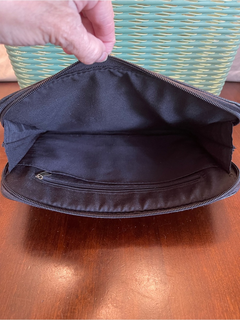 Liz Claiborne tablet carrying case, outside and inside pockets; size: 10" x 8.5" - Picture 4 of 8
